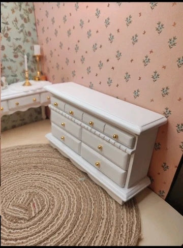 Commode en bois blanche