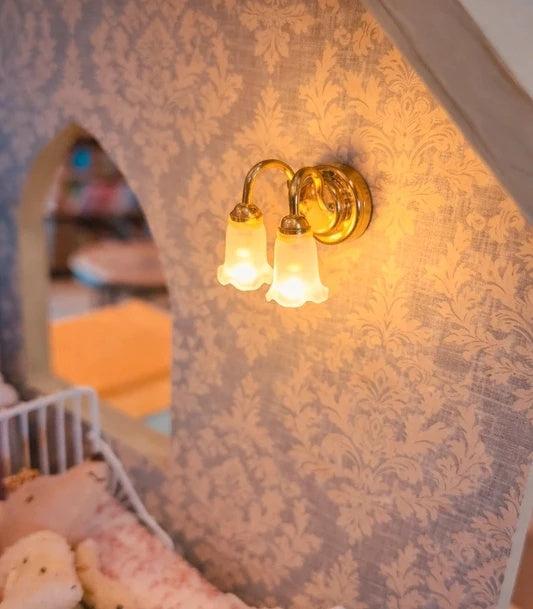 Détail des deux points lumineux de l'applique miniature dorée