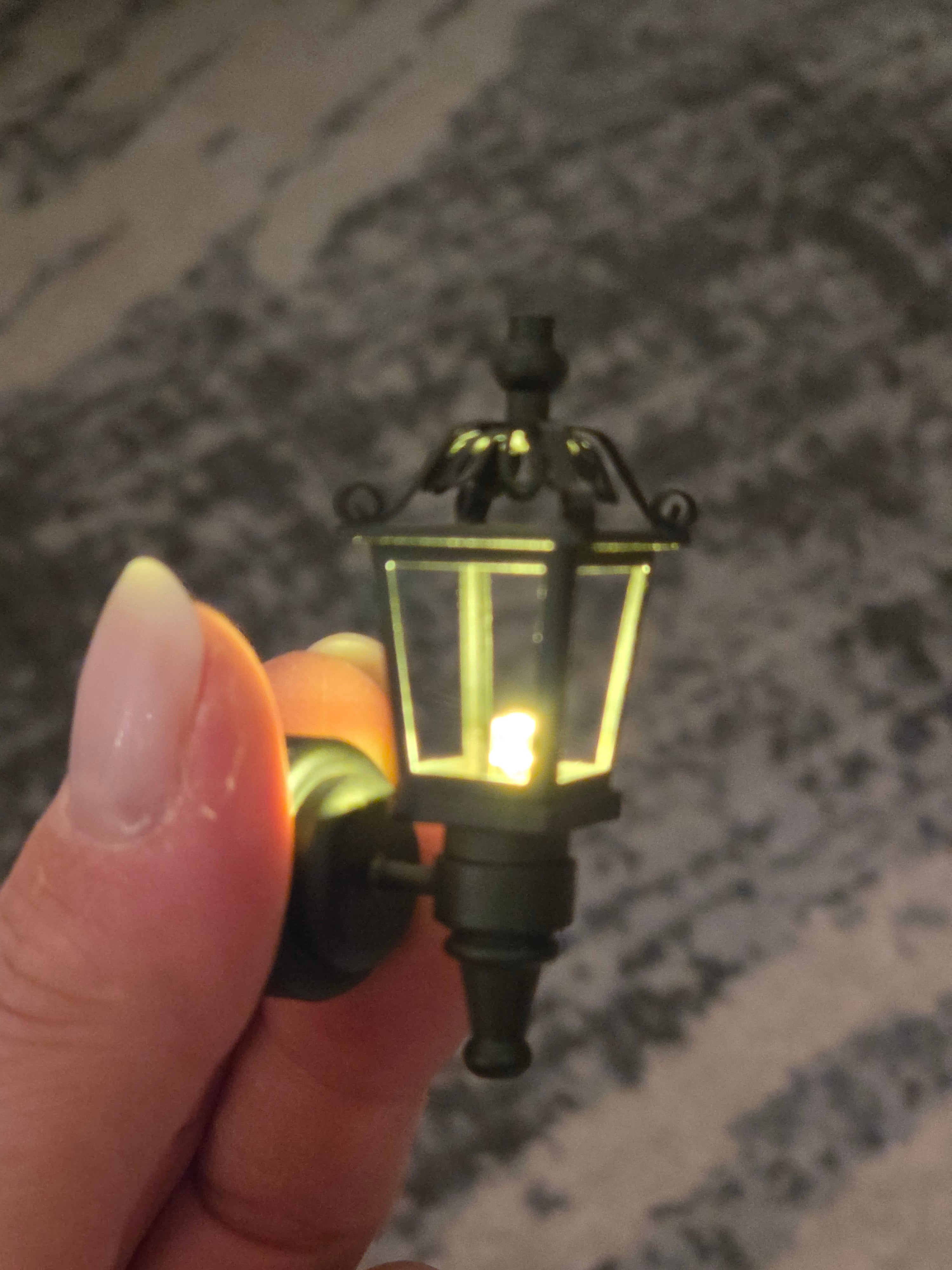 Interrupteur à la base de l'applique lanterne miniature
