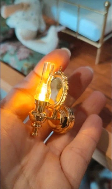 Applique à miroir miniature en situation dans une salle de bain