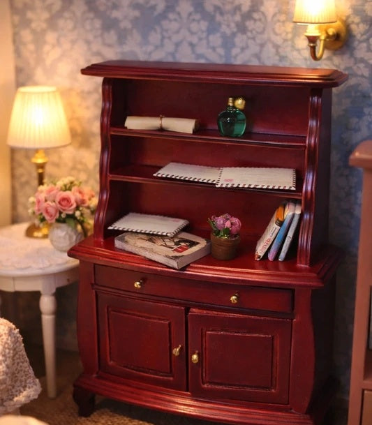 Portes ouvrantes et tiroirs de l'armoire buffet miniature acajou