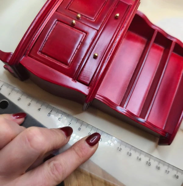 Étagères supérieures de l'armoire buffet miniature acajou