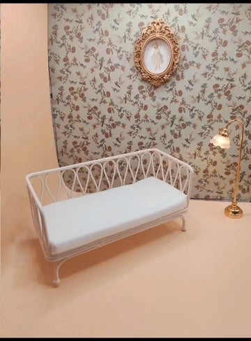 Banquette miniature blanche en métal avec son matelas, échelle 1/12
