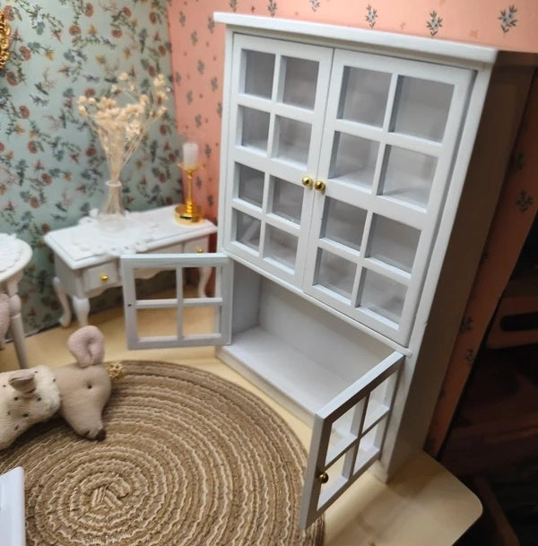 Bibliothèque miniature en bois garnie de livres