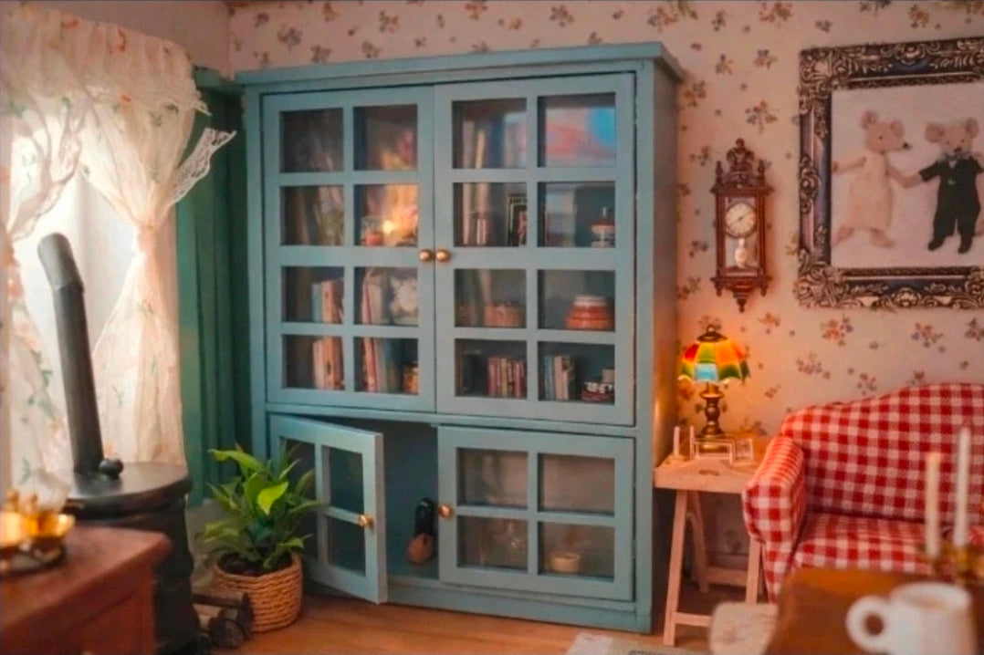 Bibliothèque miniature en situation dans un salon de maison de souris