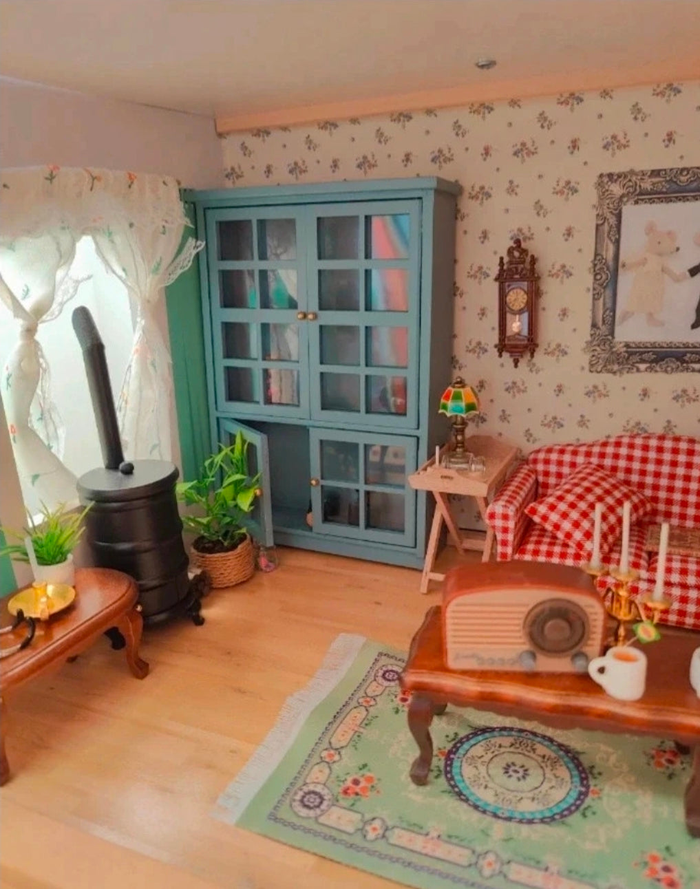 Bibliothèque miniature en bois avec luminaires en mise en scène