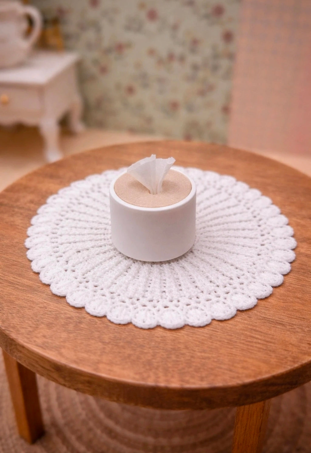 Boîte de mouchoirs miniature en situation dans une maison de poupée