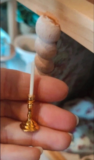 Détail du bougeoir doré miniature de style vintage chic
