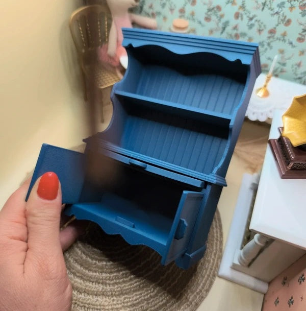 Portes ouvrantes du buffet miniature bleu profond