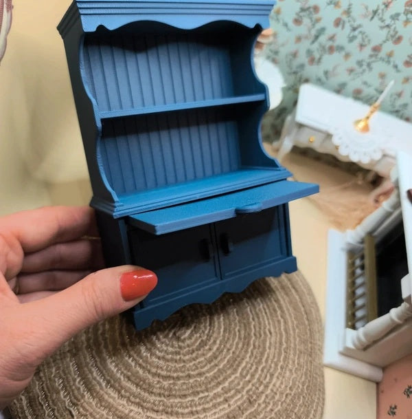 Buffet miniature bleu profond vu de côté