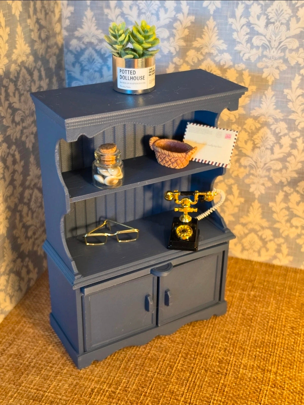 Buffet miniature bleu en situation dans une cuisine de maison de poupée