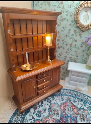 Étagères supérieures du buffet vaisselier miniature marron