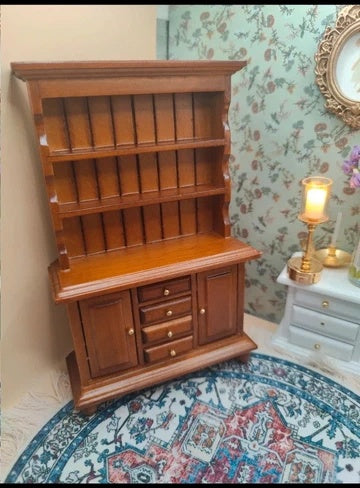 Buffet vaisselier miniature marron en situation