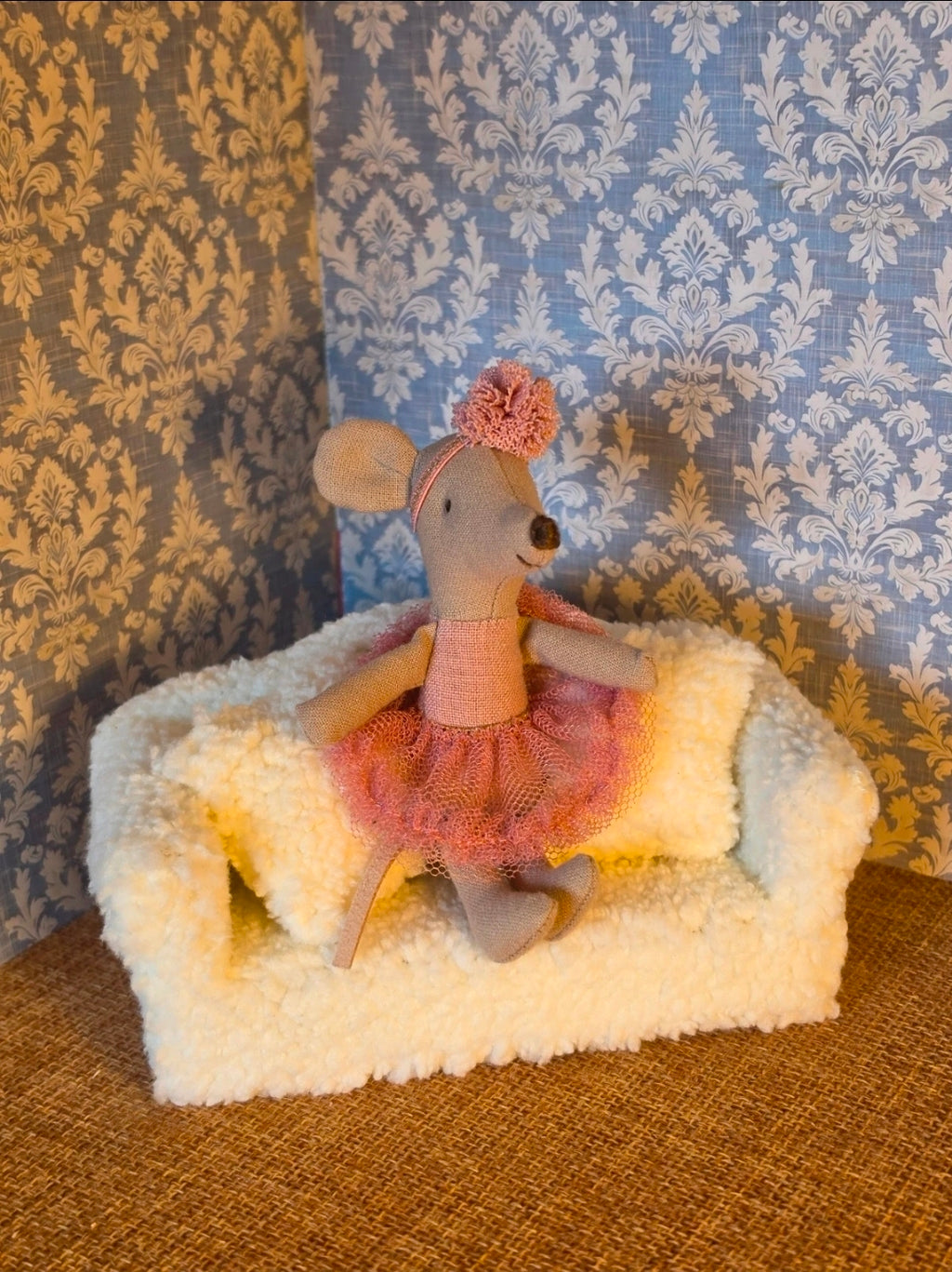 Canapé miniature effet mouton en tissu bouclette, échelle 1/12