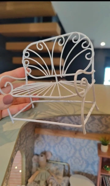 Assise ajourée du canapé miniature en métal blanc