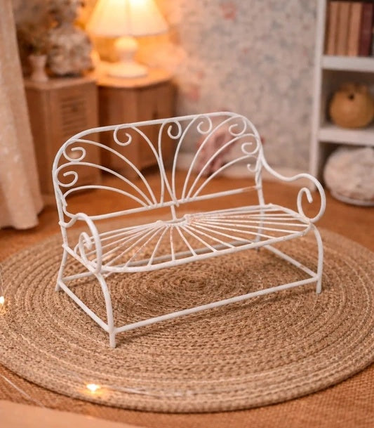 Canapé miniature en métal blanc à volutes, échelle 1/12