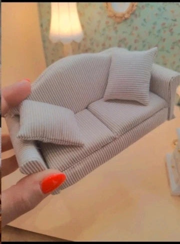 Canapé miniature beige à rayures avec son fauteuil assorti