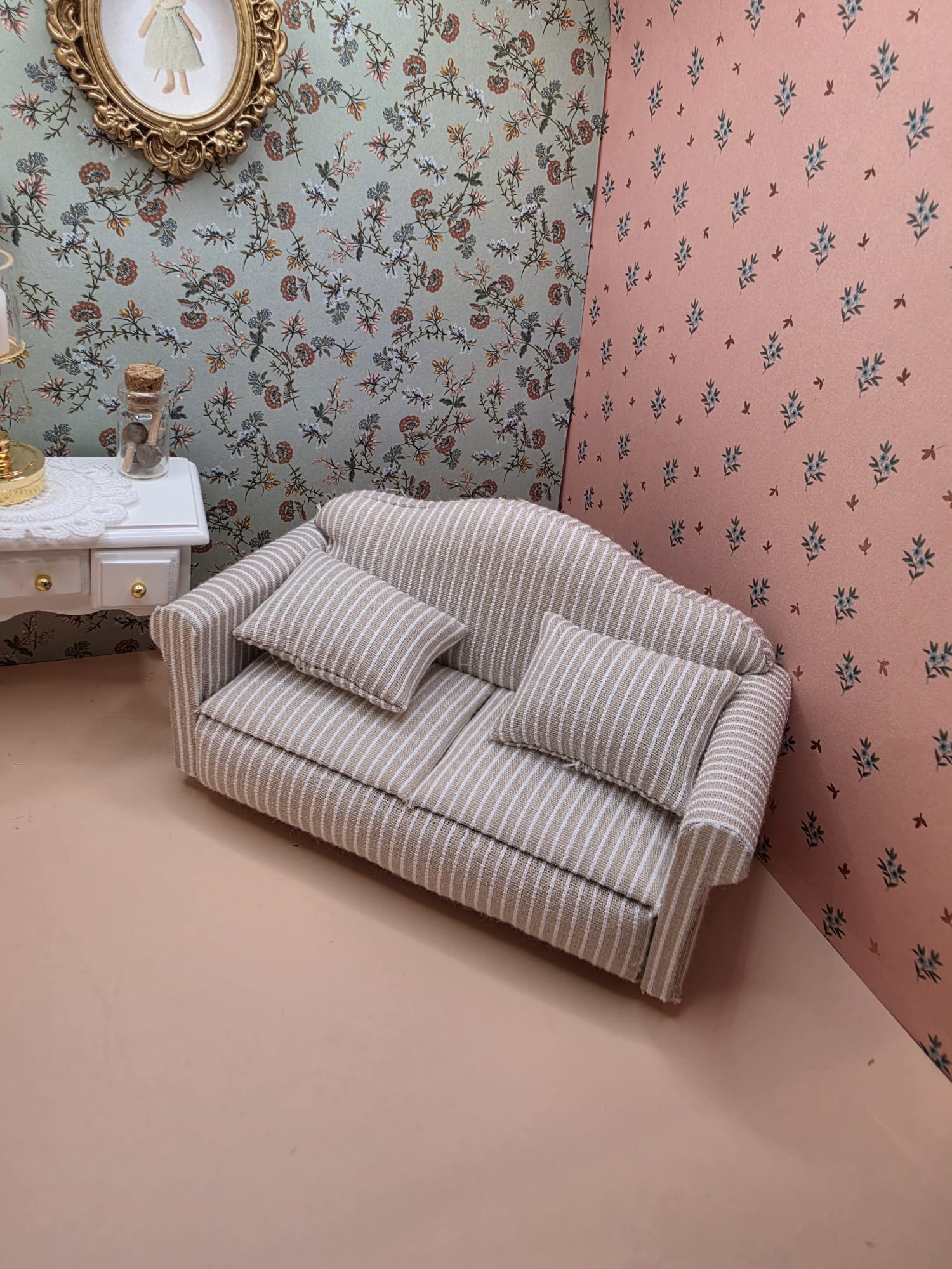 Canapé miniature en tissu beige à rayures, échelle 1/12