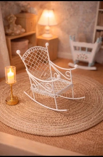 Chaise à bascule miniature en métal blanc, échelle 1/12