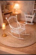 Chaise à bascule miniature en métal blanc, échelle 1/12
