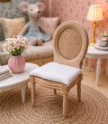 Chaise miniature en bois naturel à dossier cannage et coussin blanc, échelle 1/12