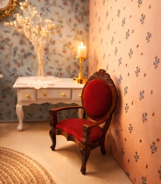 Chaise miniature en bois à assise en velours bordeaux, échelle 1/12