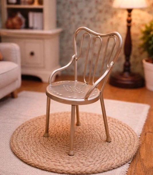 Chaise miniature en métal doré vue de face