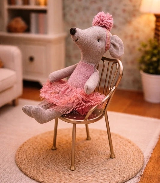 Détail du dossier travaillé et de l'assise ajourée de la chaise miniature