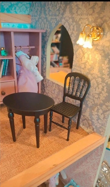 Chaise miniature en métal noir vue de profil