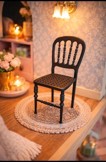 Chaise miniature en métal noir, échelle 1/12