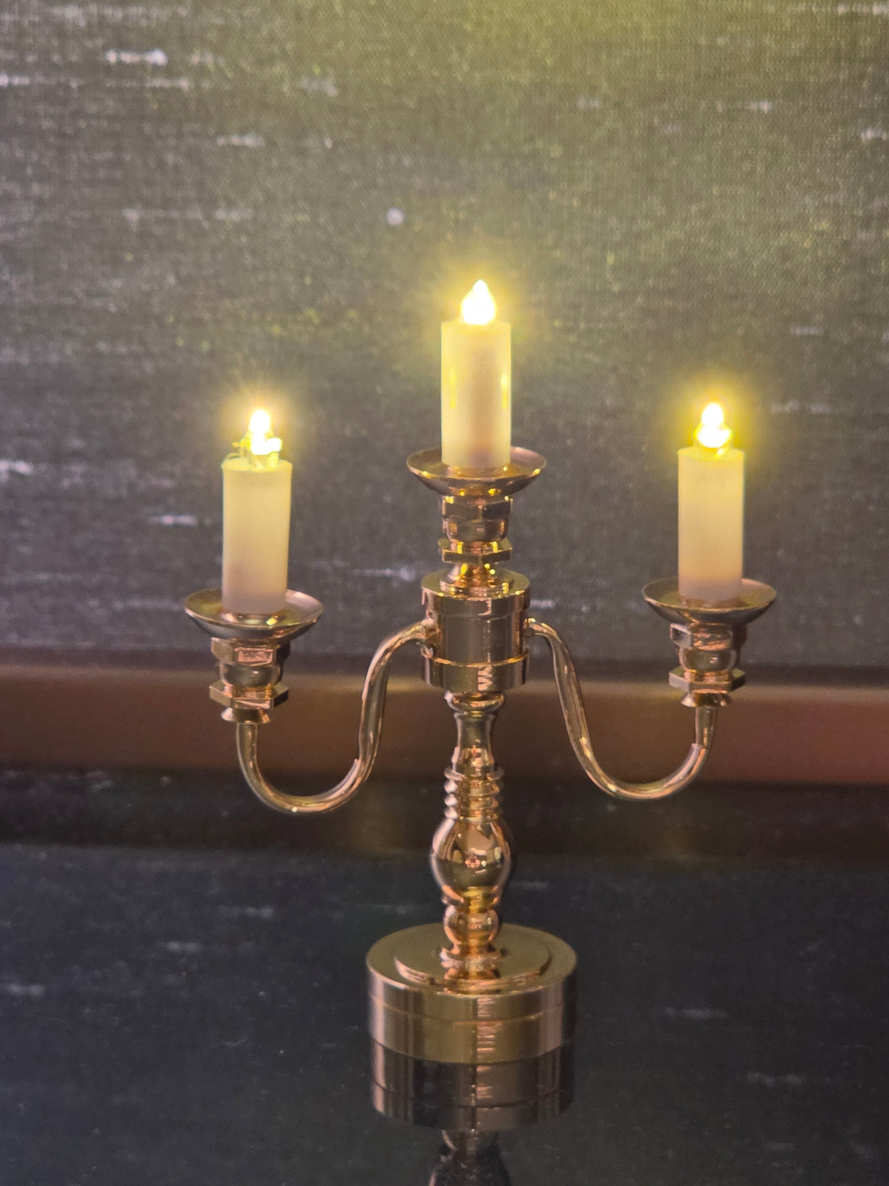 Chandelier miniature en situation sur une table dressée
