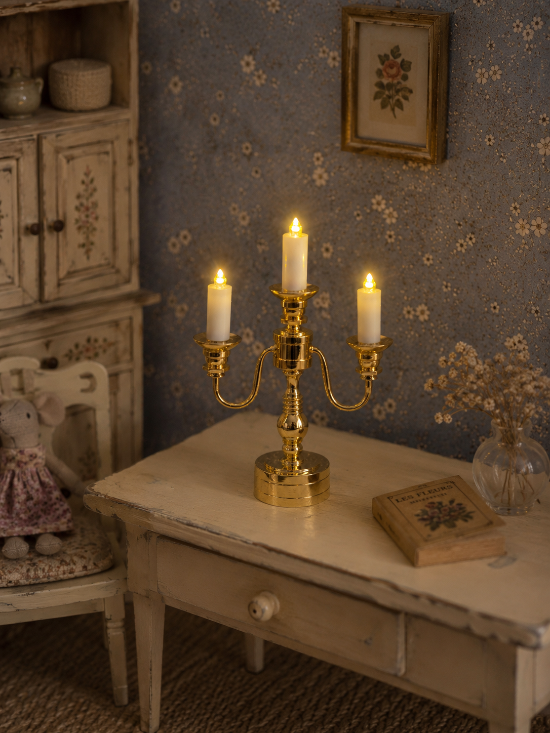 Chandelier miniature 3 branches en laiton doré à bougies LED, échelle 1/12