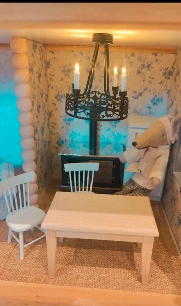 Chandelier noir miniature en situation dans un salon