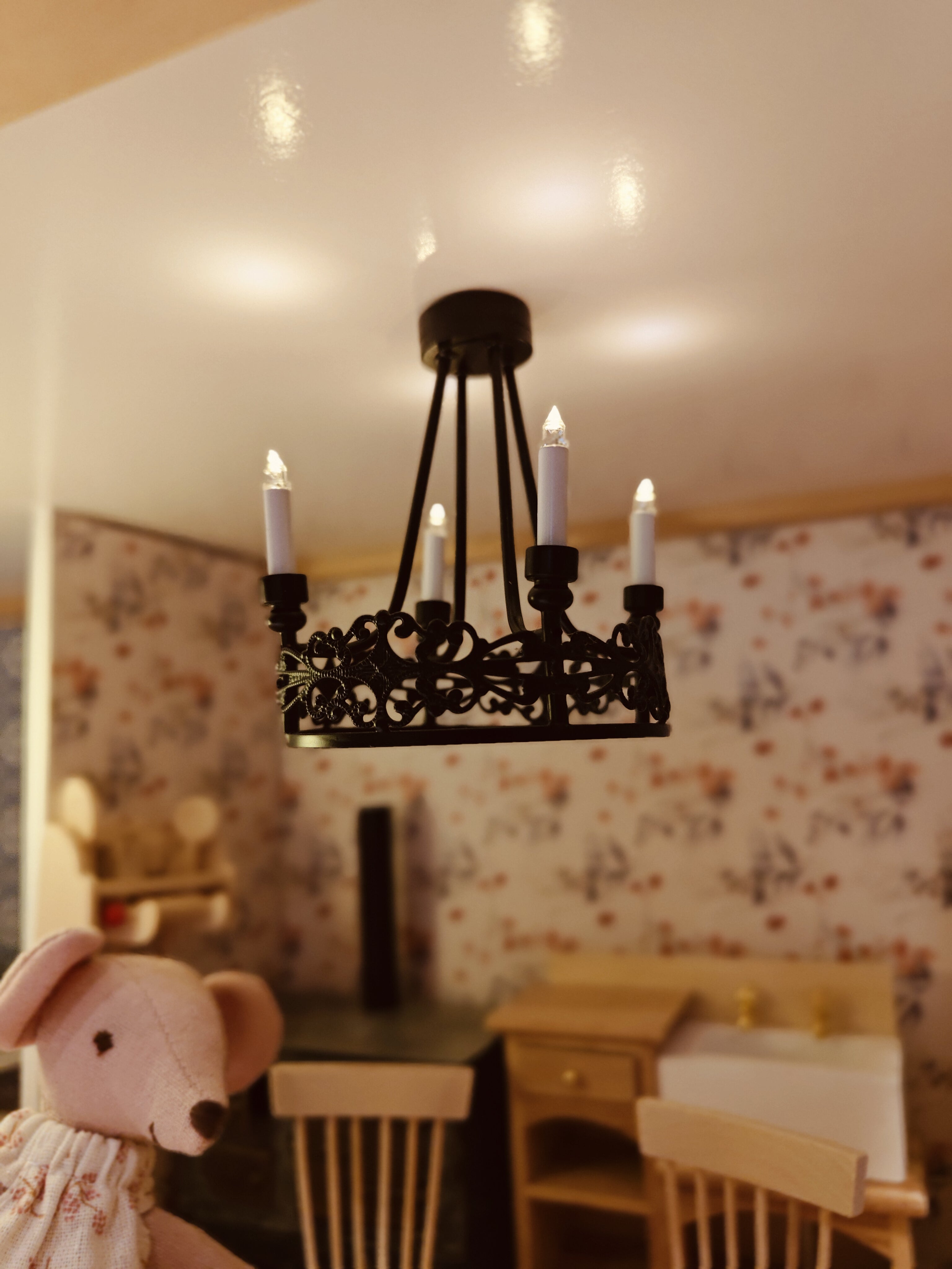 Chandelier miniature noir lumineux, échelle 1/12