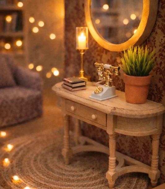 Console d'appoint miniature en bois clair avec tiroir, échelle 1/12