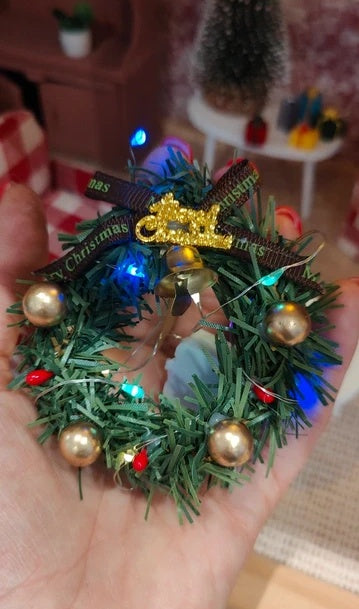 Couronne de Noël miniature allumée sur une porte