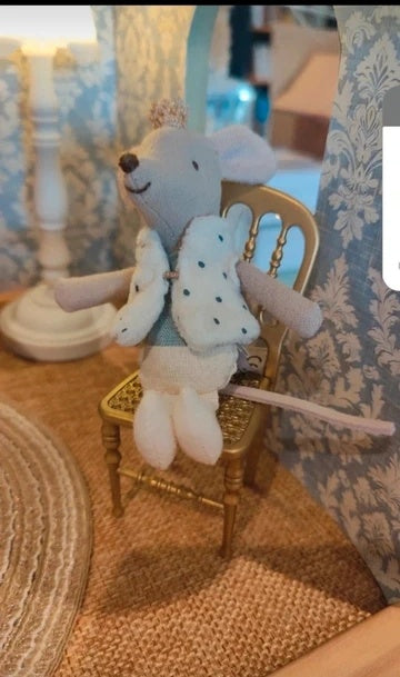 Ensemble chaise dorée et table blanche vu de côté