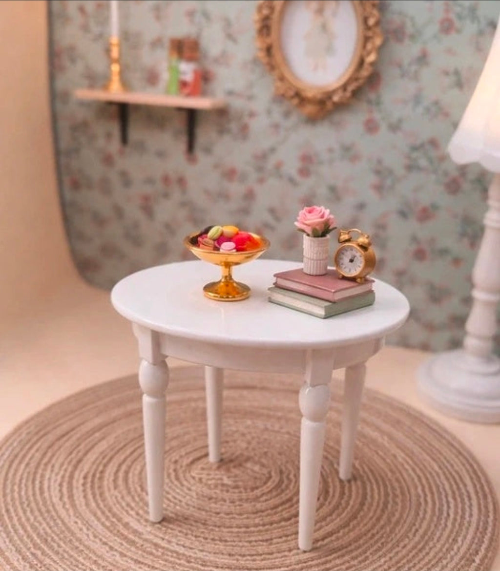Ensemble chaise dorée et table blanche en situation dans une maison de souris