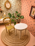 Ensemble chaise dorée et table blanche miniatures en métal, échelle 1/12