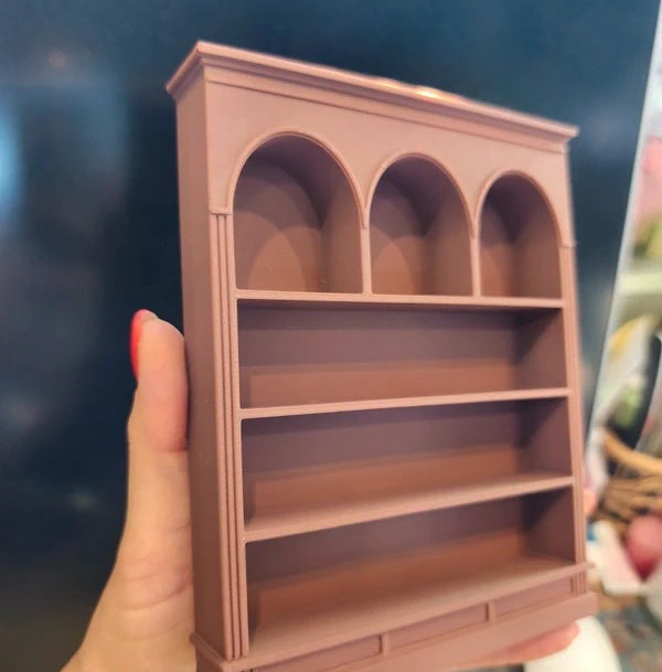 Détail des finitions travaillées de l'étagère miniature