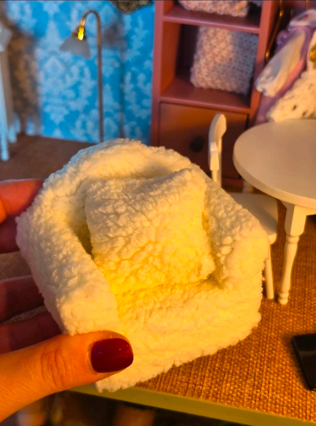 Texture bouclette du fauteuil miniature effet mouton