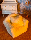 Fauteuil miniature effet mouton en tissu bouclette, échelle 1/12