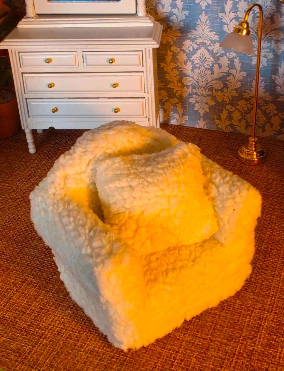 Fauteuil miniature effet mouton en tissu bouclette, échelle 1/12