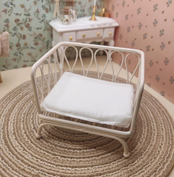 Fauteuil miniature en métal blanc vu de face avec son assise