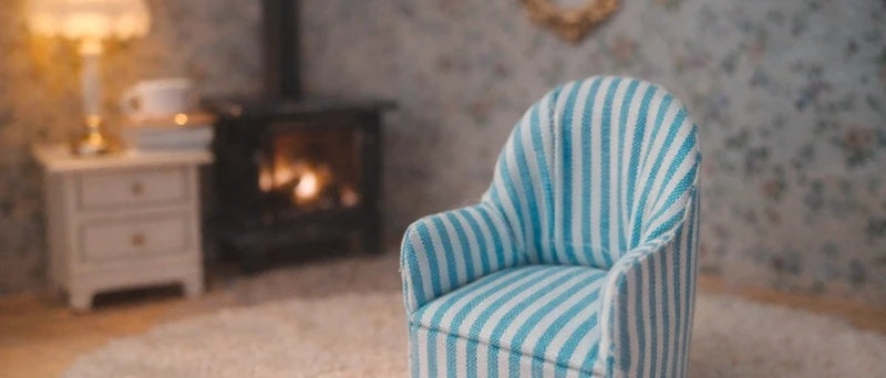 Fauteuil miniature rayé bleu et blanc vu de face