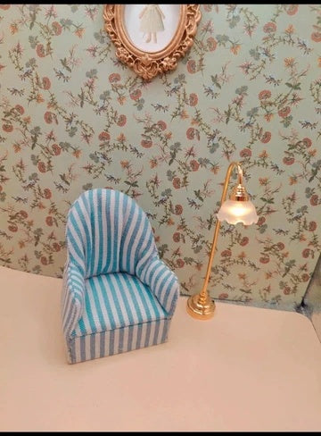 Détail des rayures bleues et blanches du fauteuil miniature