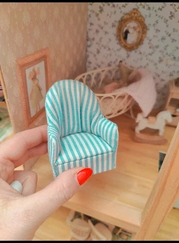 Fauteuil miniature rayé bleu et blanc vu de profil