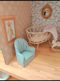 Fauteuil miniature rayé bleu et blanc en tissu, échelle 1/12