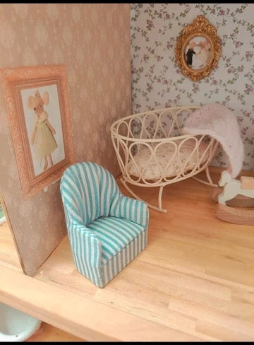 Fauteuil miniature rayé bleu et blanc en tissu, échelle 1/12