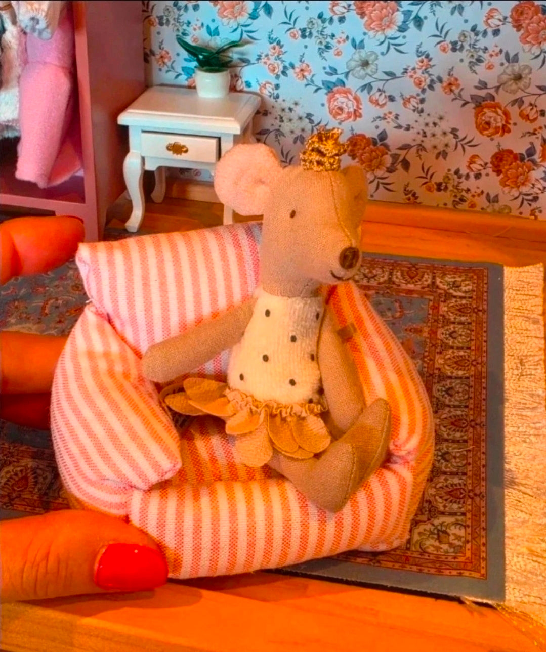 Détail des rayures roses et blanches du fauteuil miniature